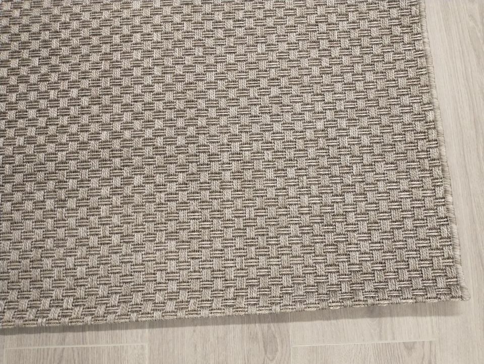 Louhi sileäksi kudottu matto