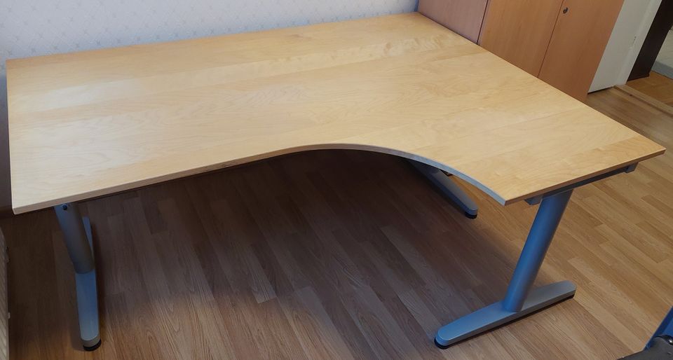 Työpöytä säädettävä, kaareva pöytälevy 160 leveä, vahva runko, koivu