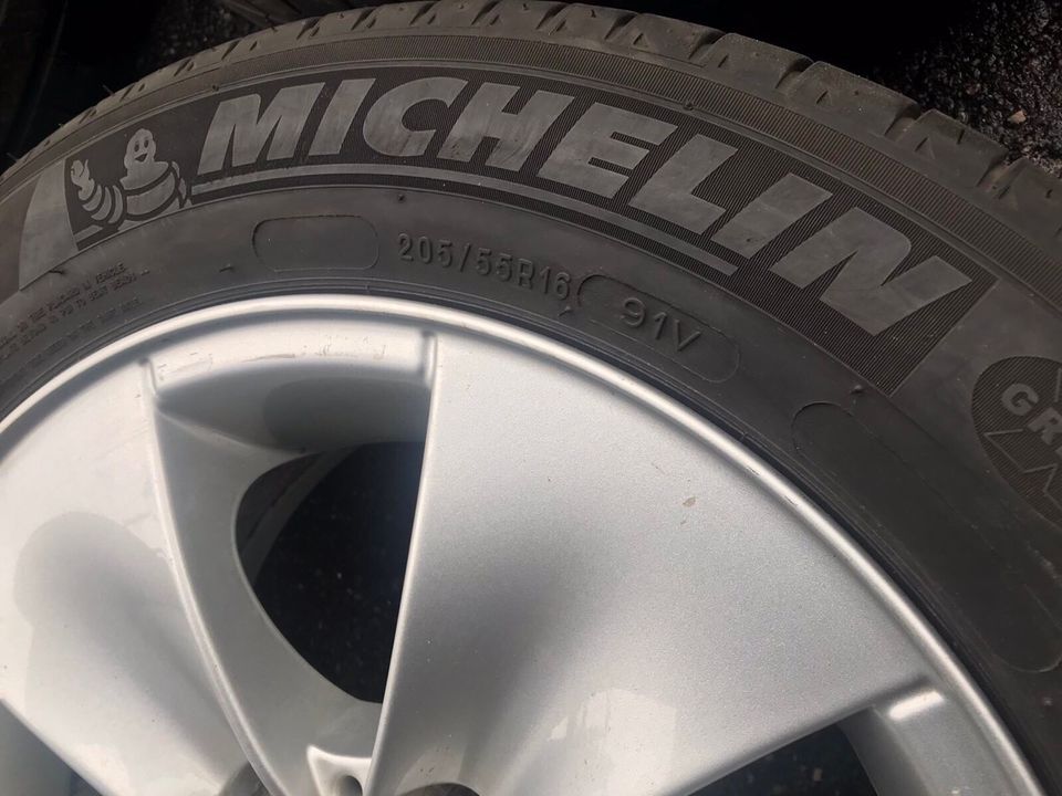 BMW alkuperäiset renkaat vanteilla Michelin 205,55R16