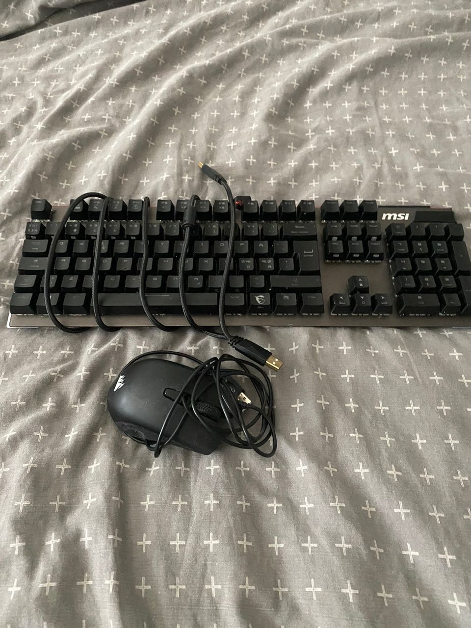 Corsair hiiri ja msi vigor gk80 keyboard