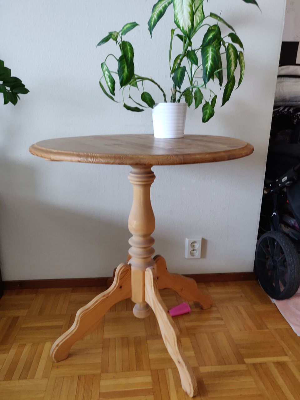Pyöreä puu pöytä