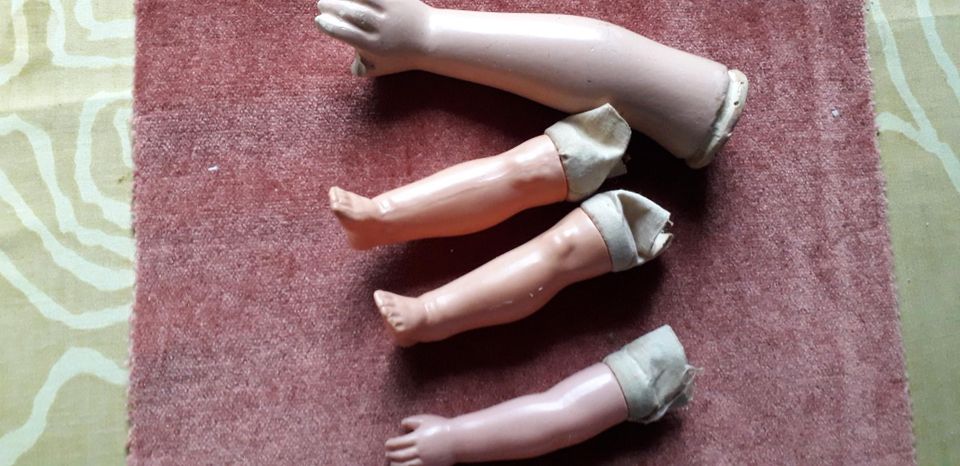 Antiikit nuken kädet ja jalat