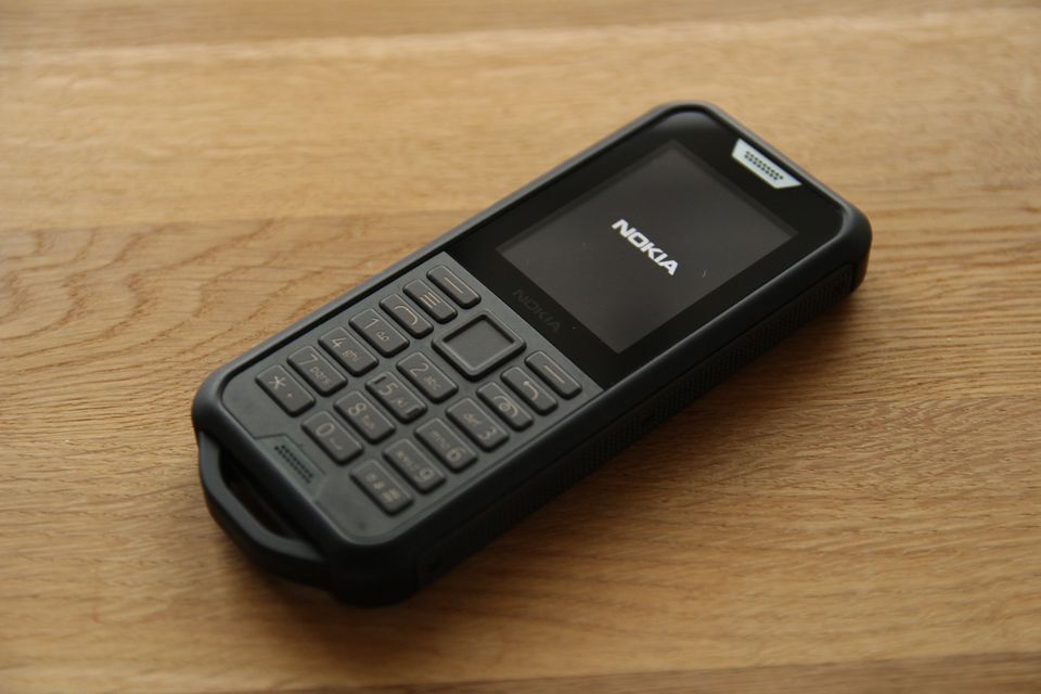 Nokia 800 Tough, musta