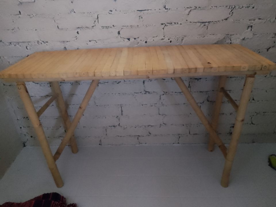 Sivupöytä, bambua