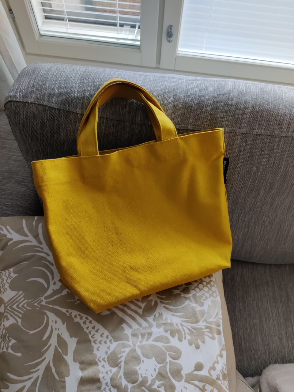 Marimekon keltainen laukku