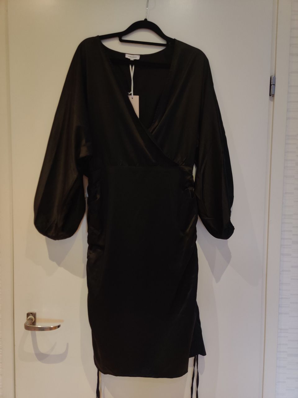 Bubbleroom silkkinen musta mekko