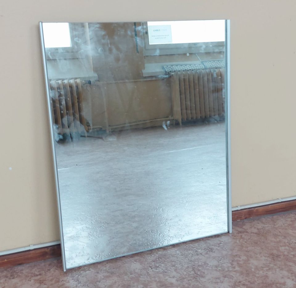 WC:n peili lasitasolla. Perusmalli 50×50cm , lasiihylly sisältyy hintaan.