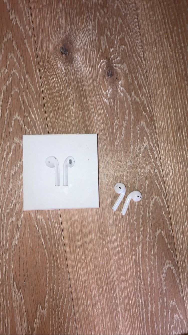 Air pods 1! Vain kuulokkeet ei koteloa!