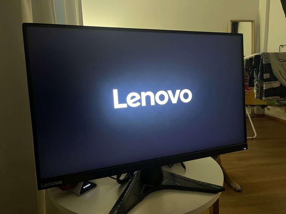 Lenovo pelinäyttö 27”