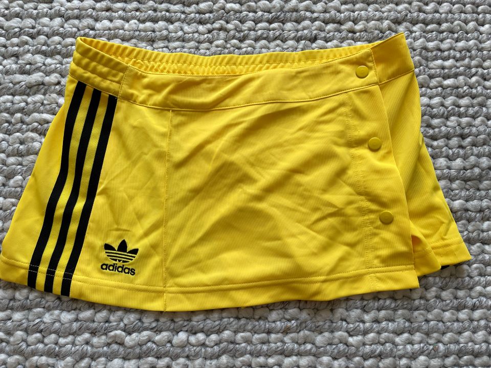 Adidas s/m /38 kirkkaankelta-/musta minihame