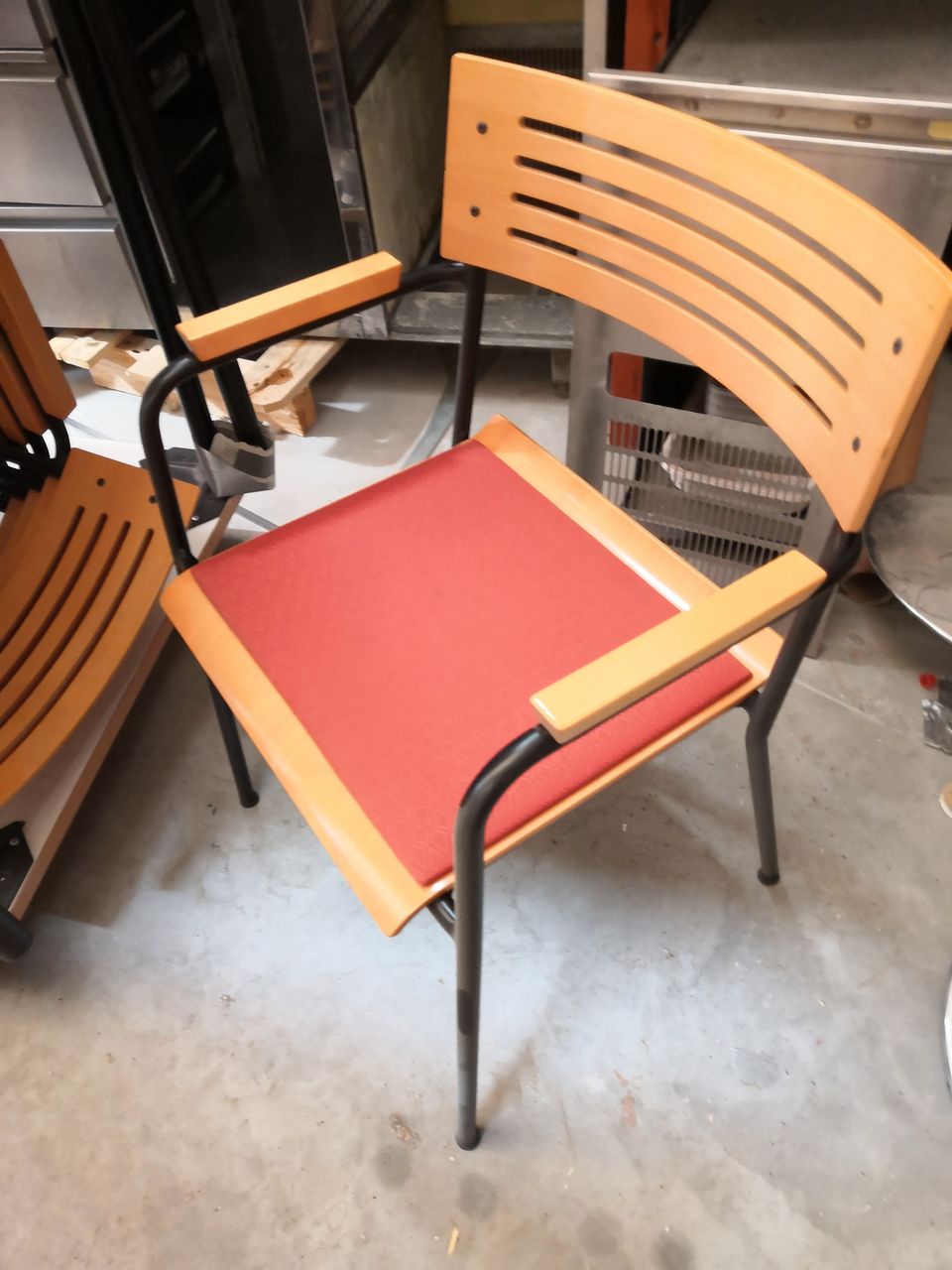 Kuvan mukaisia tuoleja ja pöytiä