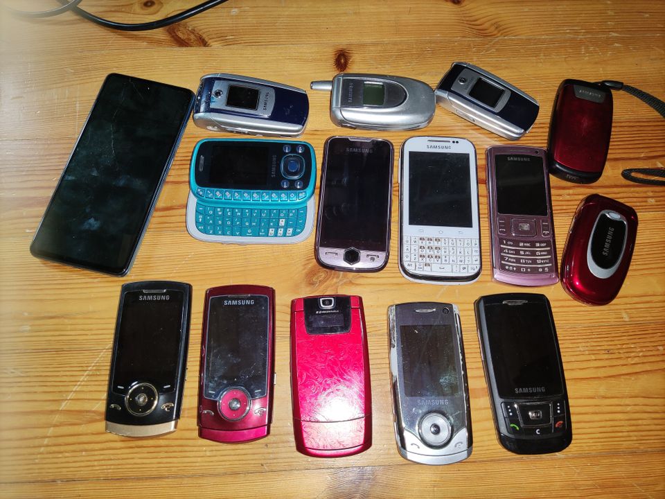 Samsung puhelimia.