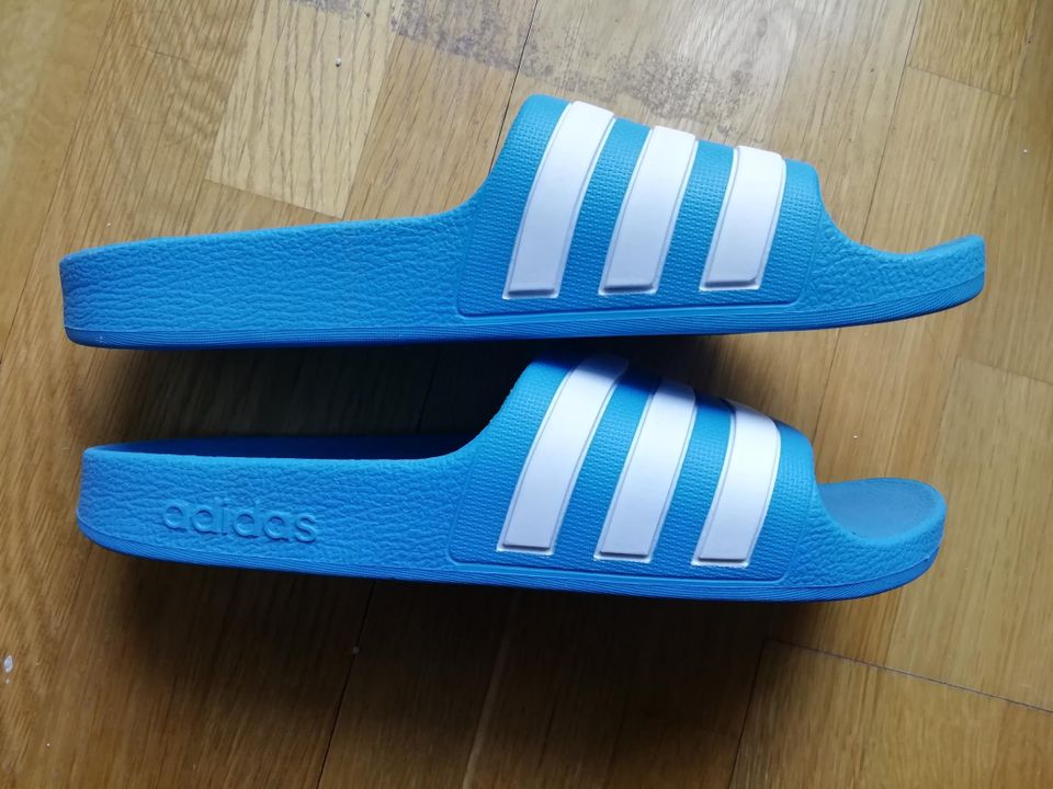 36 Adidas Adilette lasten rantasandaalit