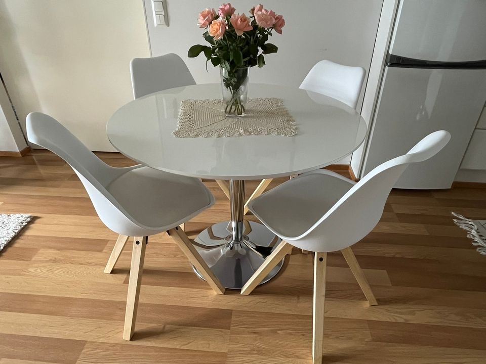 Pöytä + 4 tuolia