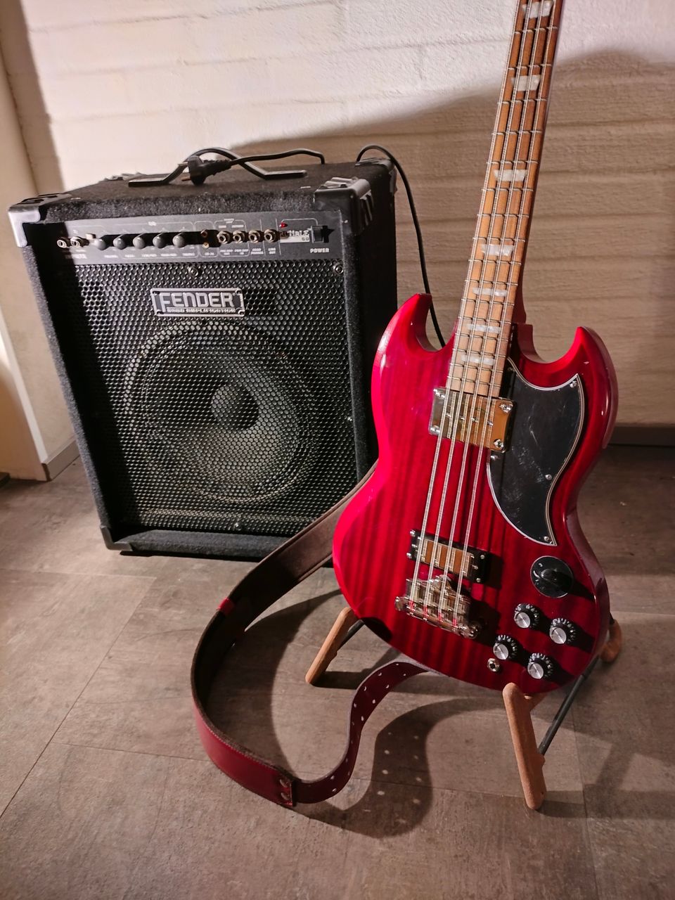 Sähköbasso Epiphone EB-3 CF (kirsikanvärinen) + Fender bassovahvistin