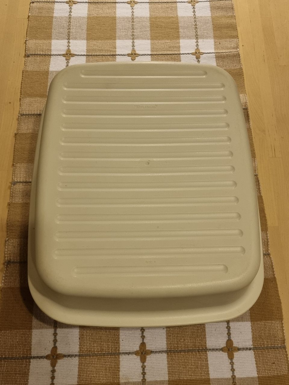 TUPPERWARE 1469-6 Leipäsäilytyslaatikko