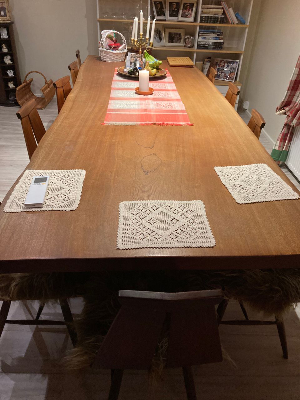 Ruokapöytä 12 hengelle