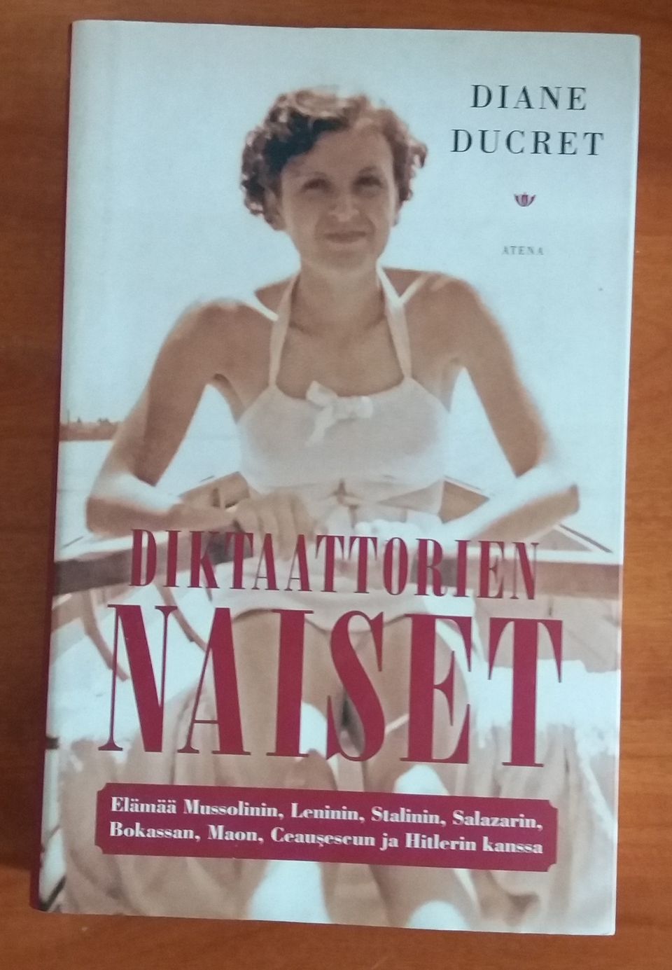 Diane Ducret DIKTAATTORIEN NAISET Atena 2017