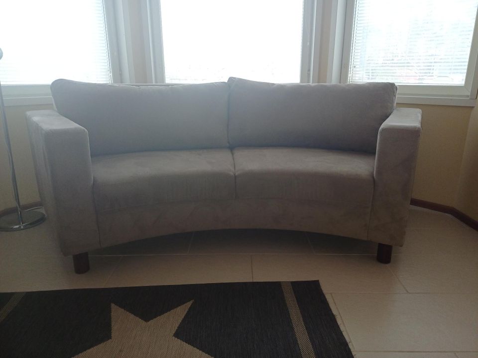 Kaareva sohva