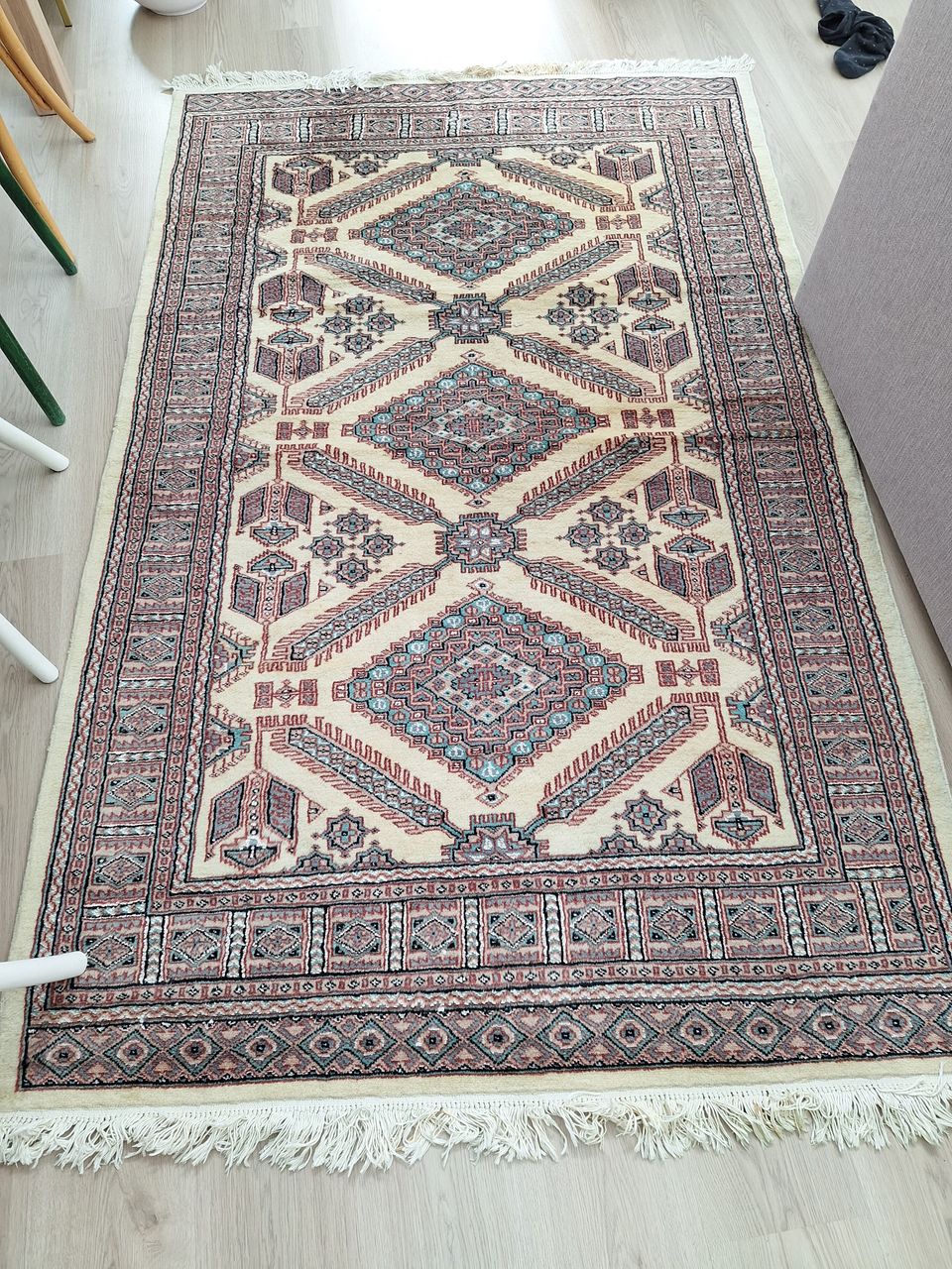 Käsinsolmittu afganistanilainen matto