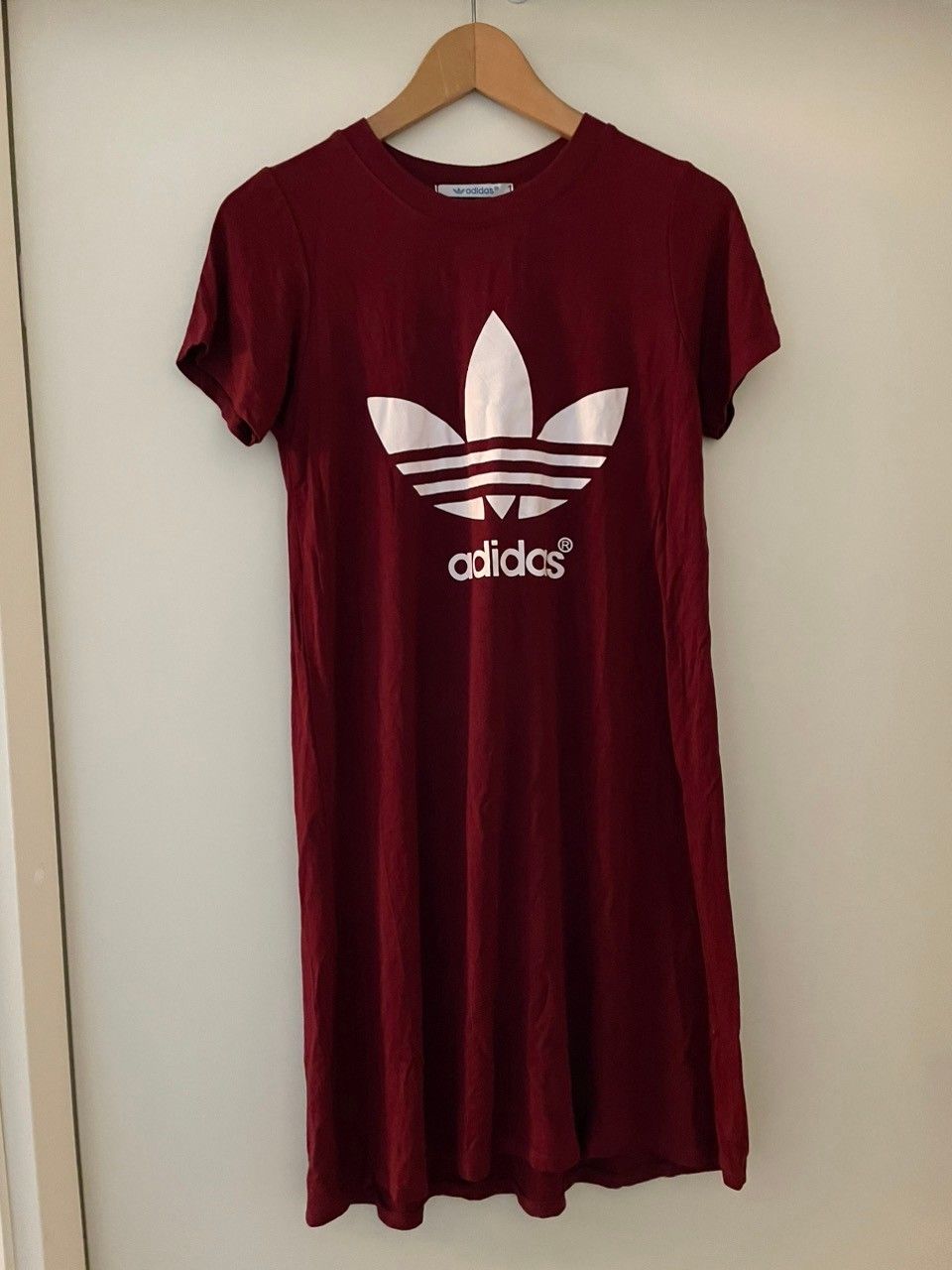 HUOM. ULKOMAILTA OSTETTU ”Adidas” tiilenpunainen mekko