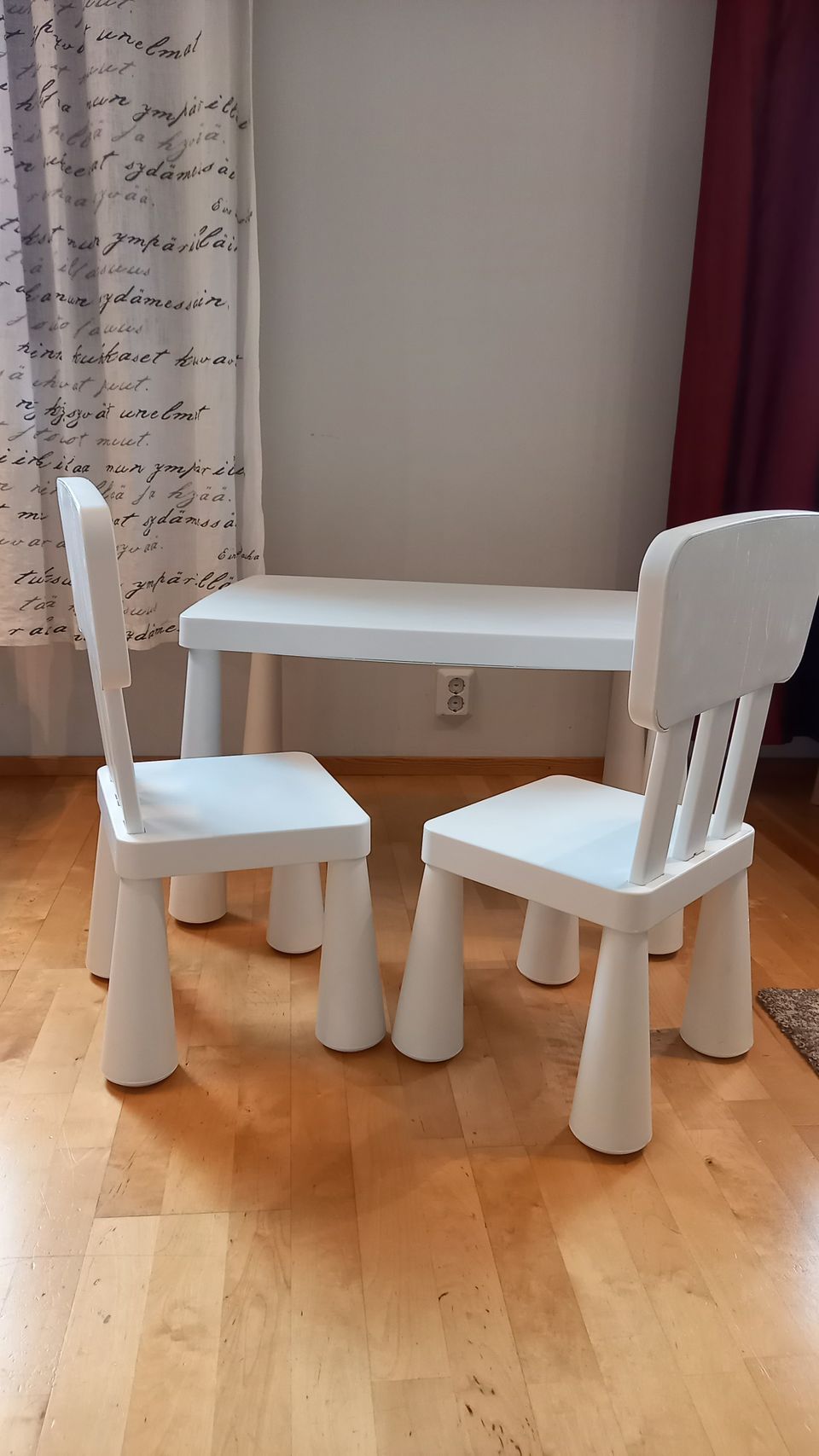 Ikean lasten pöytä ja tuolit