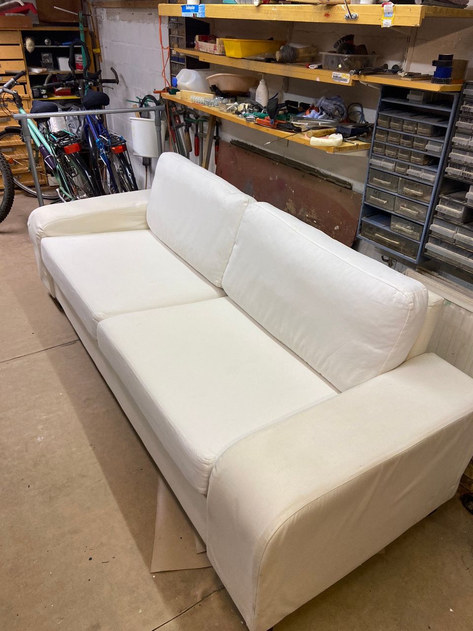 Valkoinen sohva