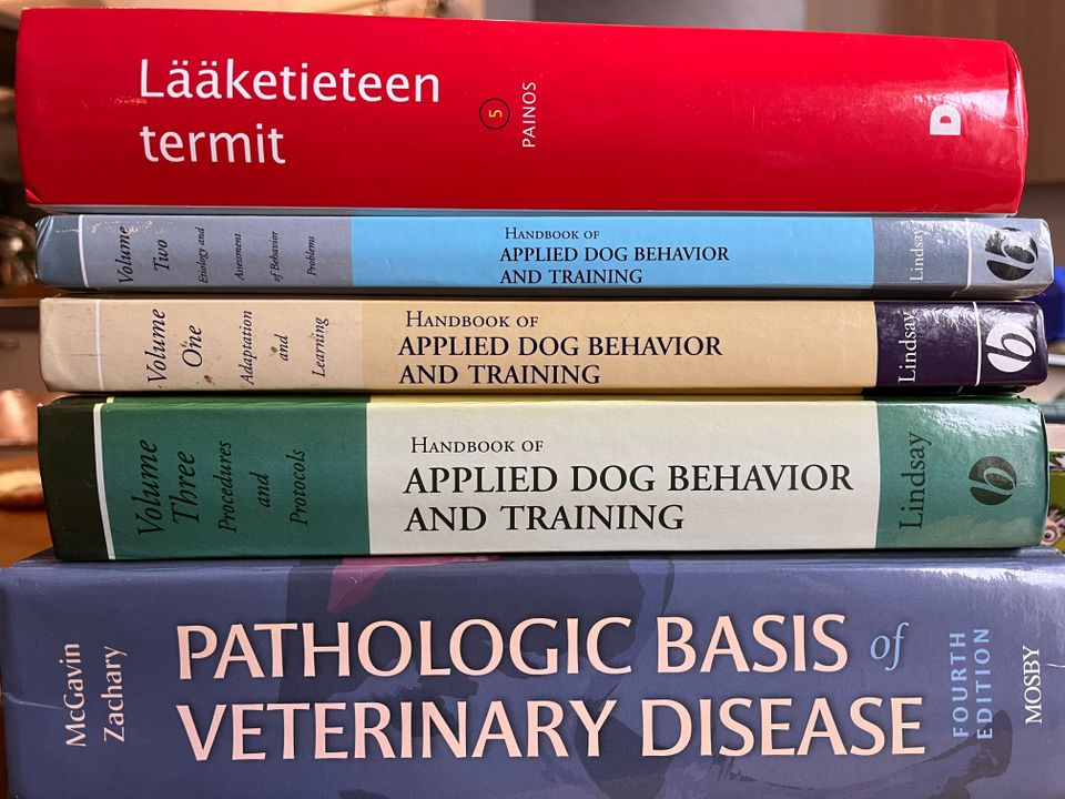 Eläinlääketieteen oppikirjoja