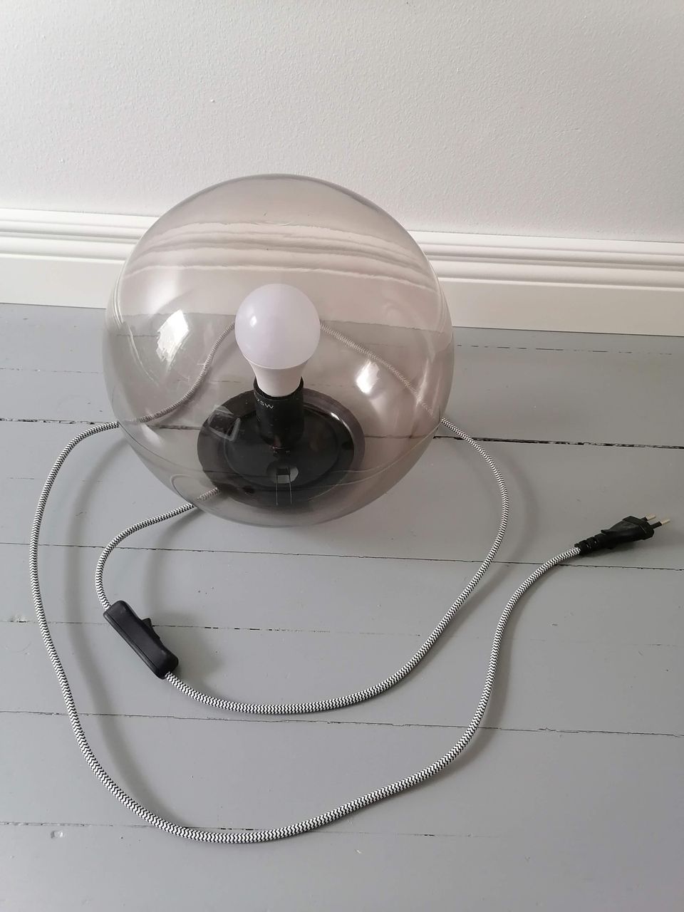 Spherical lamp with a Wi-fi WiZ bulb ( valaisin )