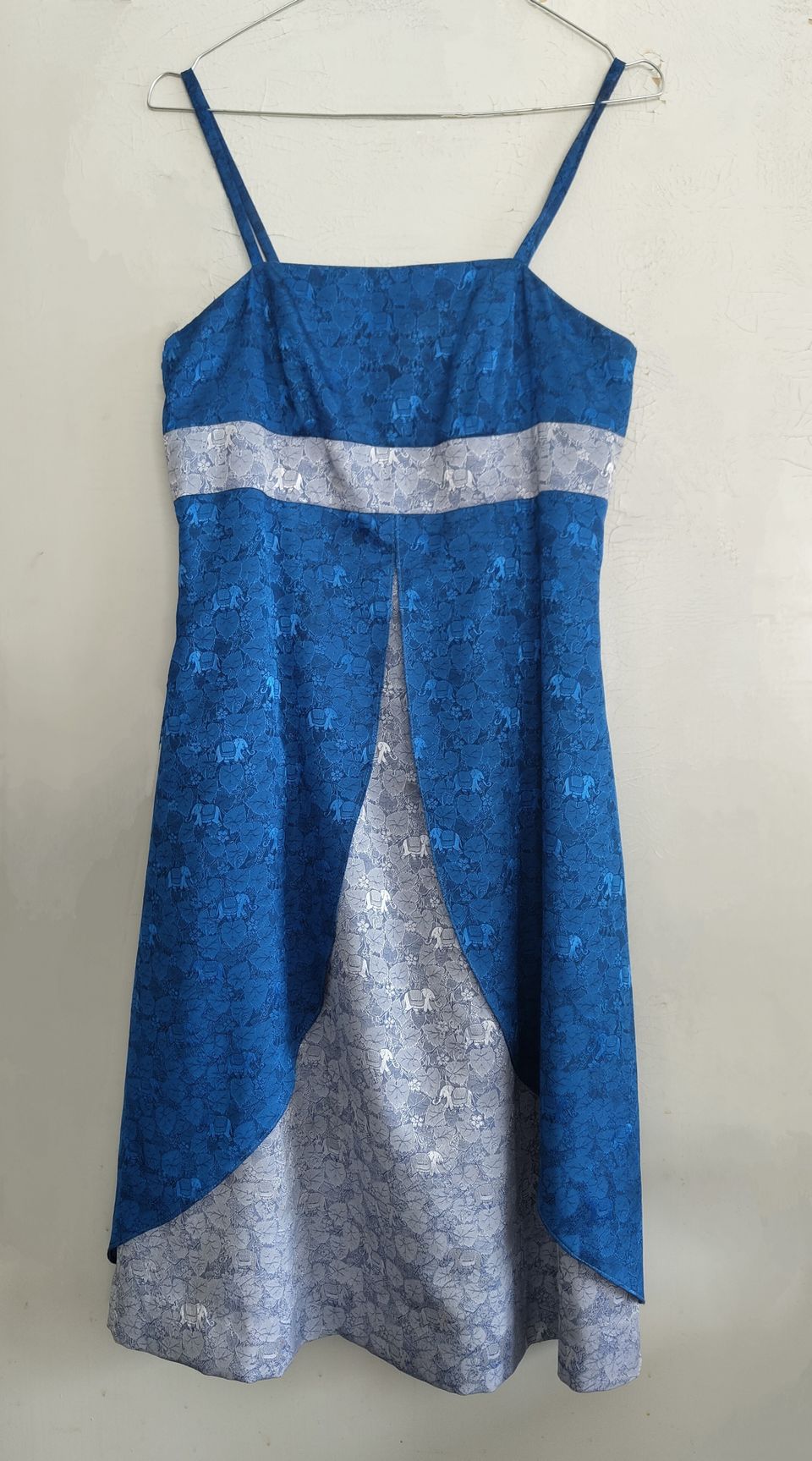 Sievä sininen mekko