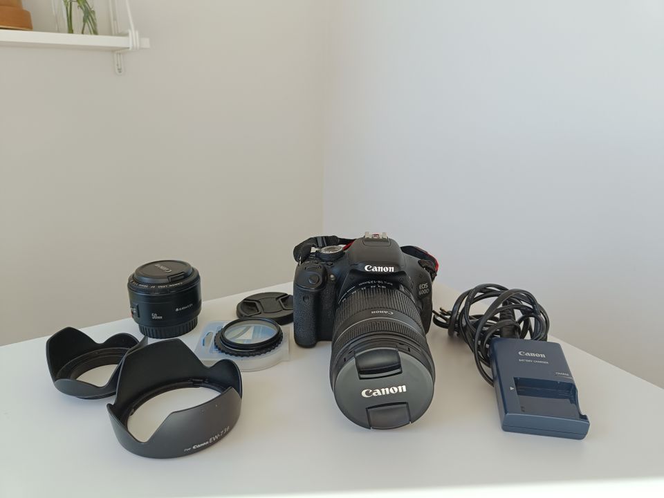 Canon EOS 600D + objektiivit + lisätarvikkeet