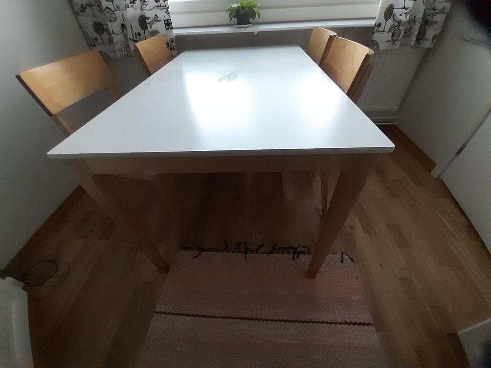 Pöytä ja 4 tuolia. Merkki: Pohjanmaa