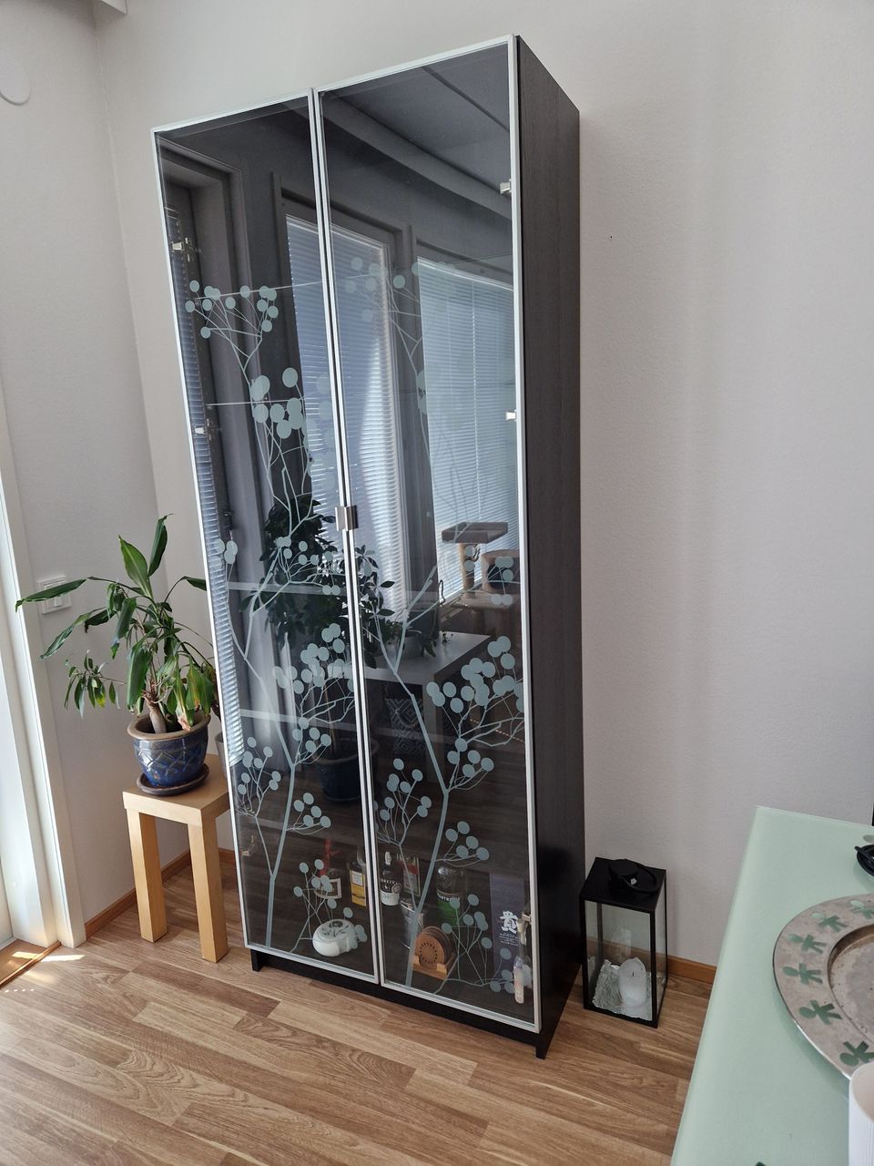 Ikean vitriinikaappi