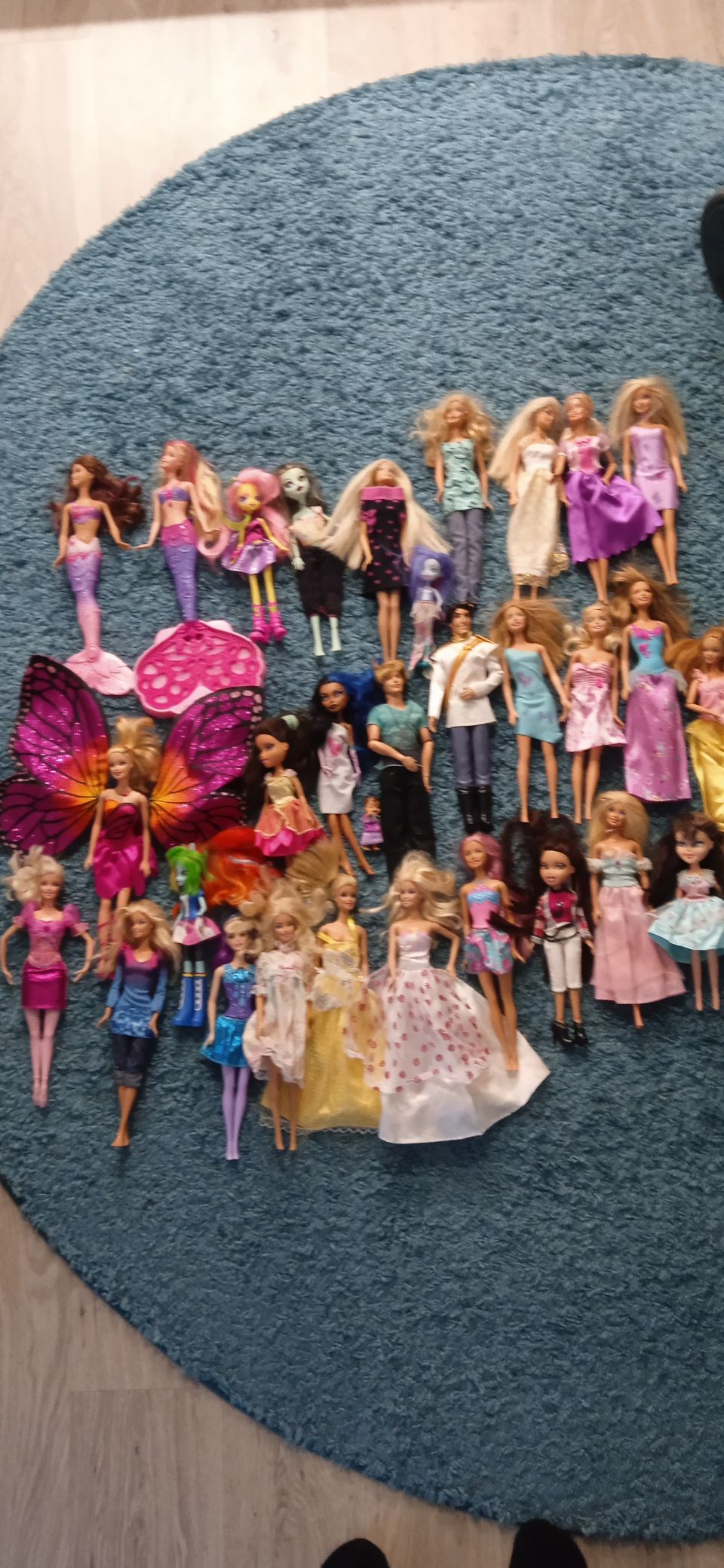 Jätti paketti Barbie yms nukkeja ja tavaroita.