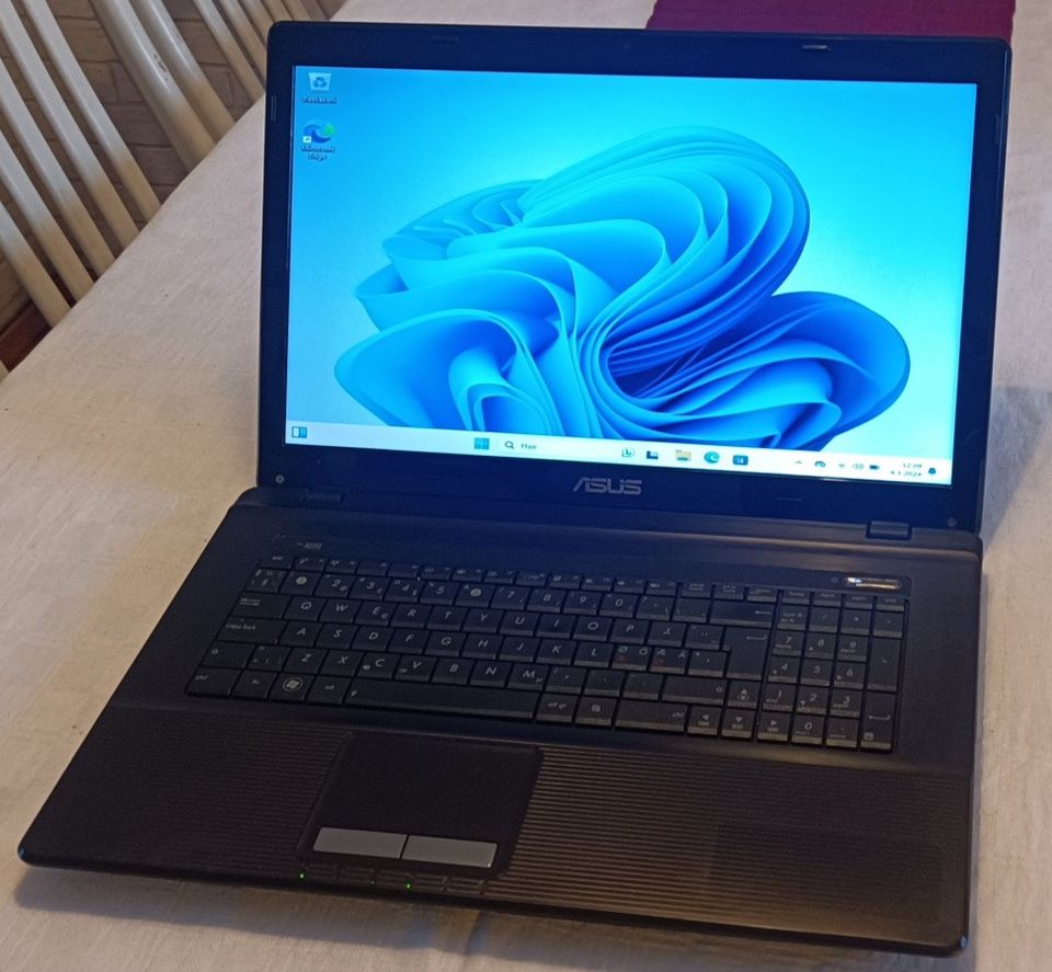 Asus X73B 8GB / 250GB / LMDE / 17.3" iso näyttö