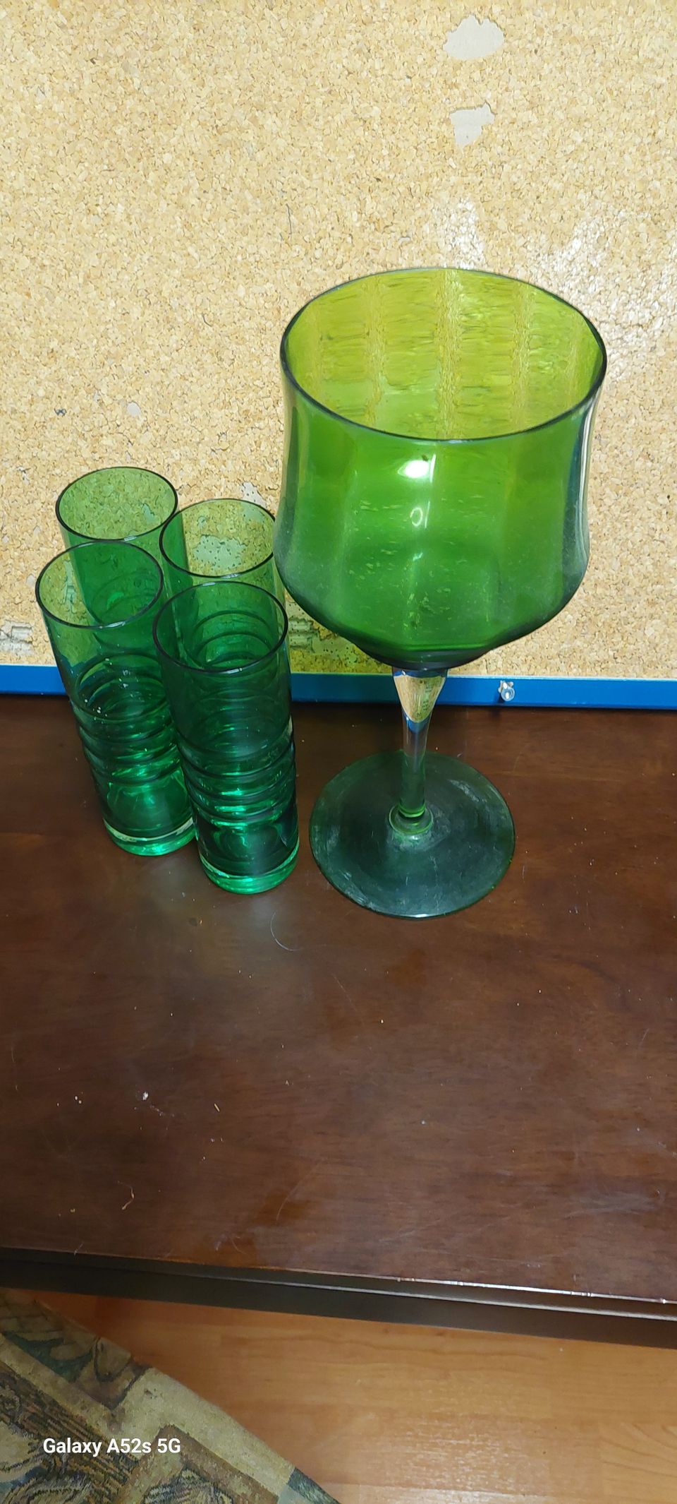 Vihreää lasitavaraa