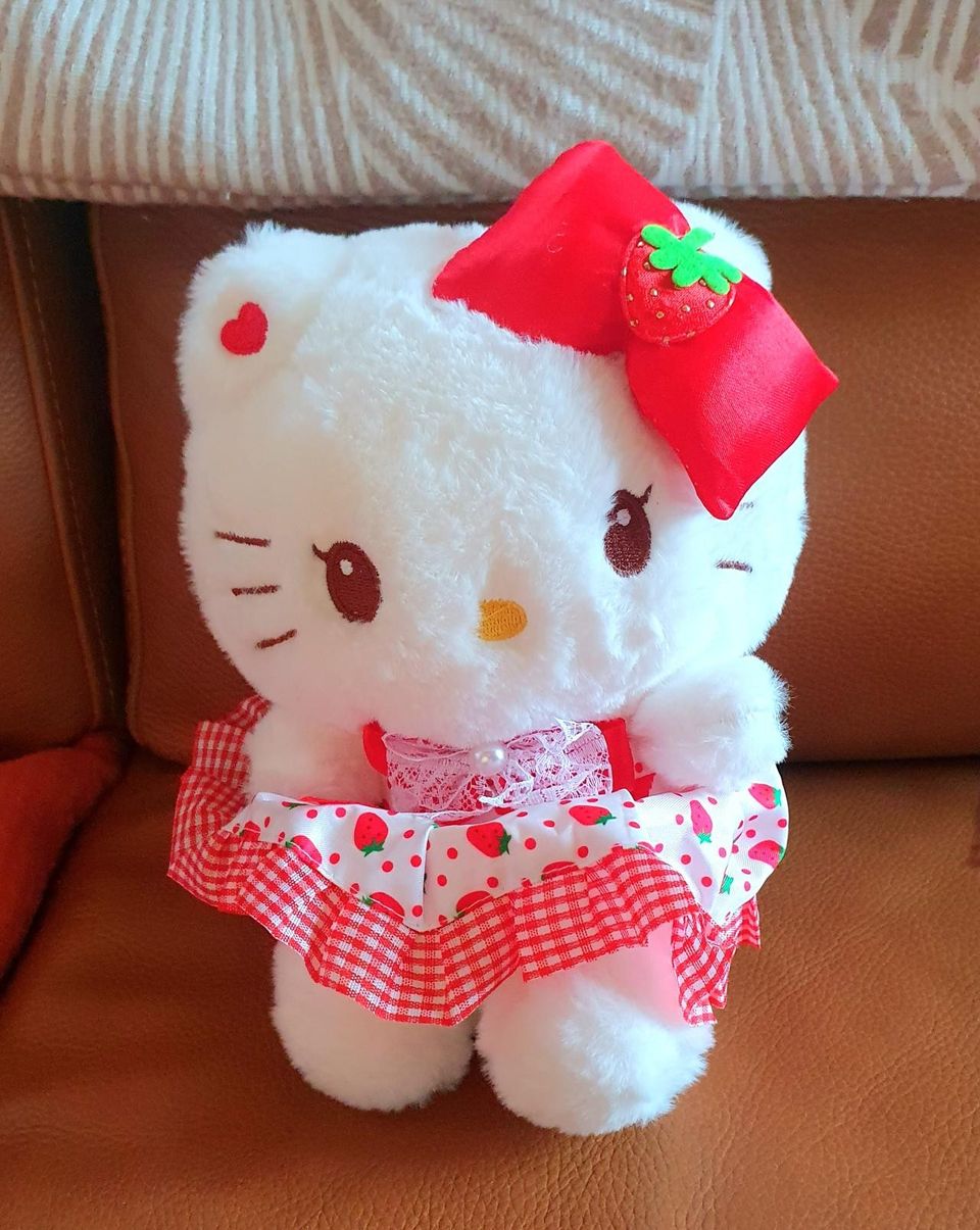 Mansikka Hello Kitty -pehmolelu