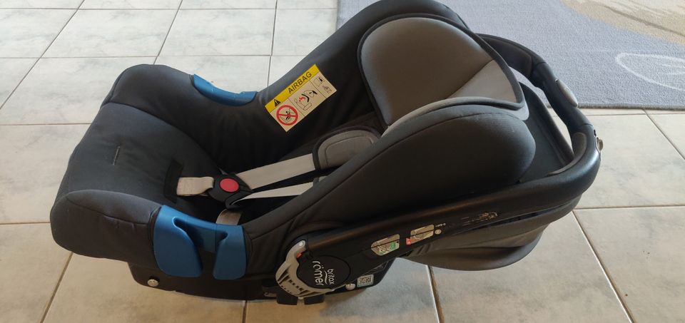 Britax Römer turvakaukalo+isofix jalusta.