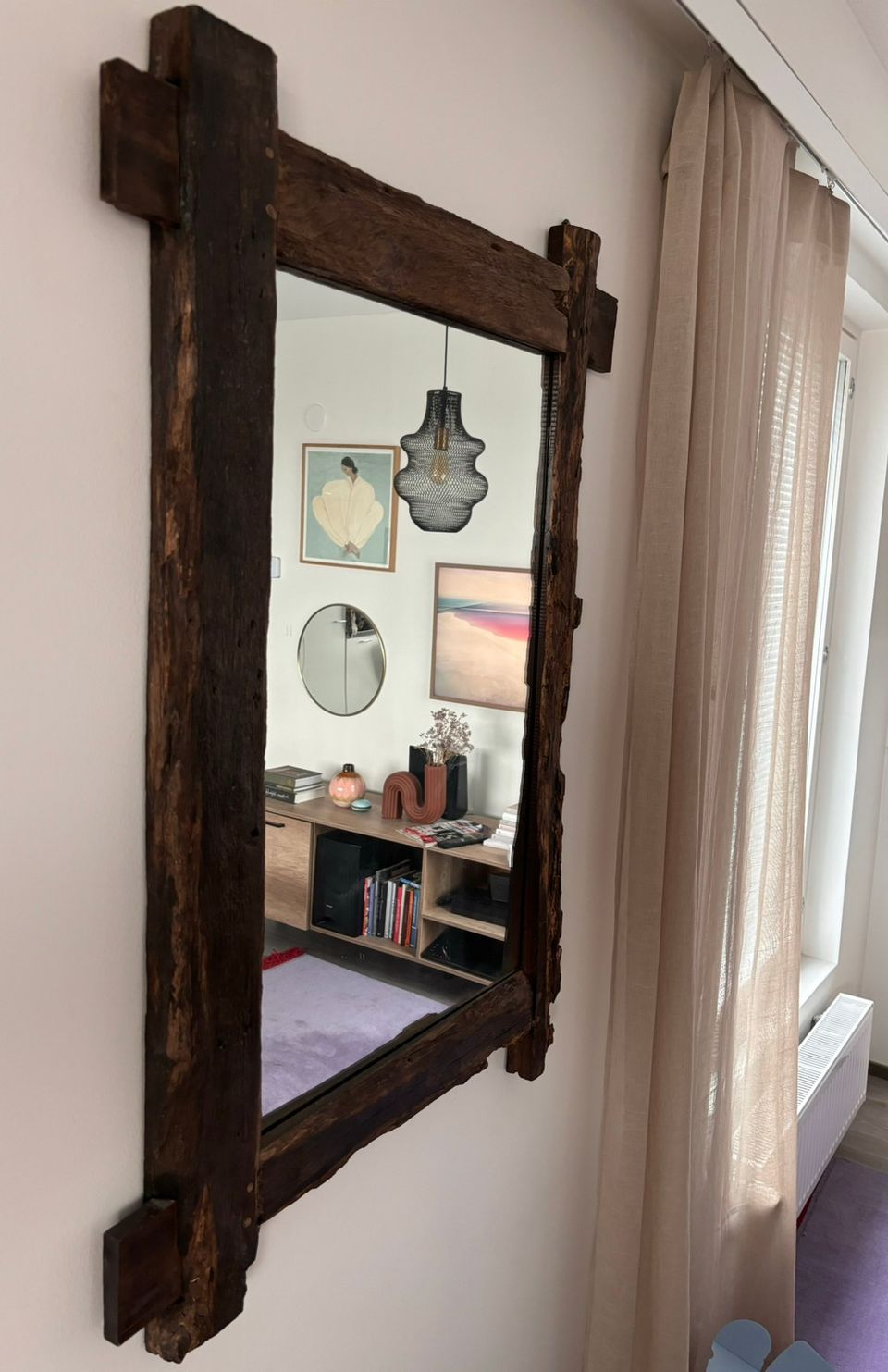 Iso ja näyttävä puinen peili