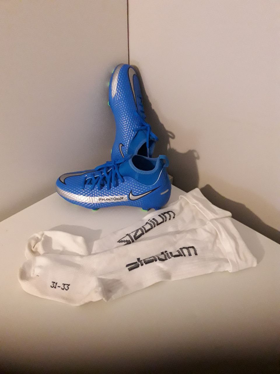 Uudet Nike Phantom Jr jalkapallokengät + sukat