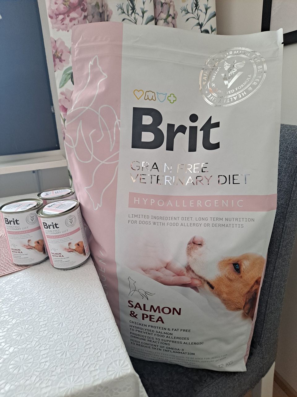 Brit Hypoallergenic 12kg +3kpl purkkiruokaa