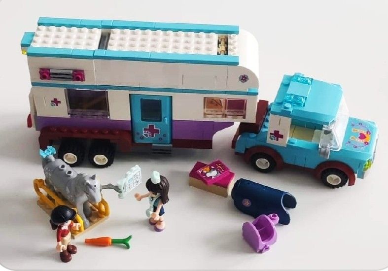 Lego friends Eläinlääkärin hevoskuljetusvaunut