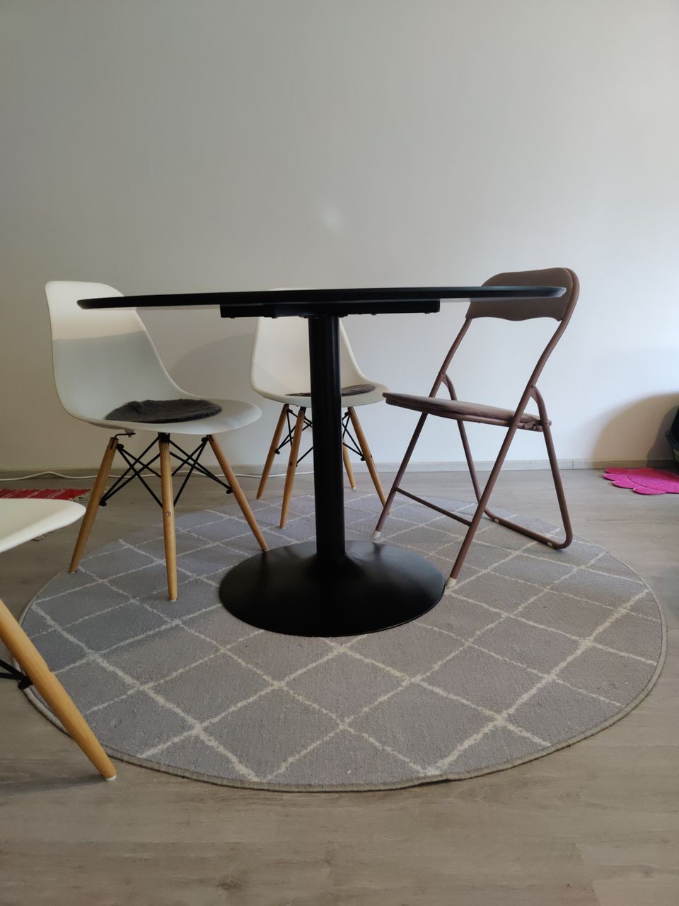Ikean pyöreä ruokapöytä