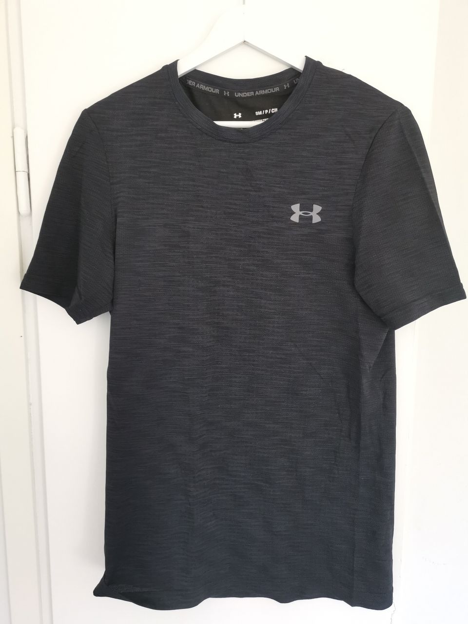 Under Armour slim musta treenipaita