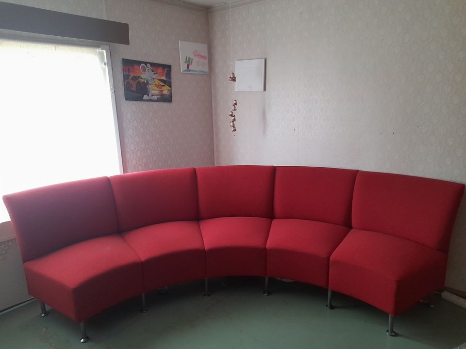 Kaareva sohva