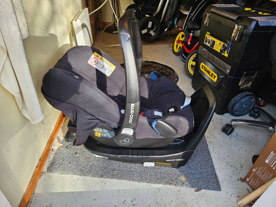 Maxi-Cosi turvakaukalo ja isofix-telakka