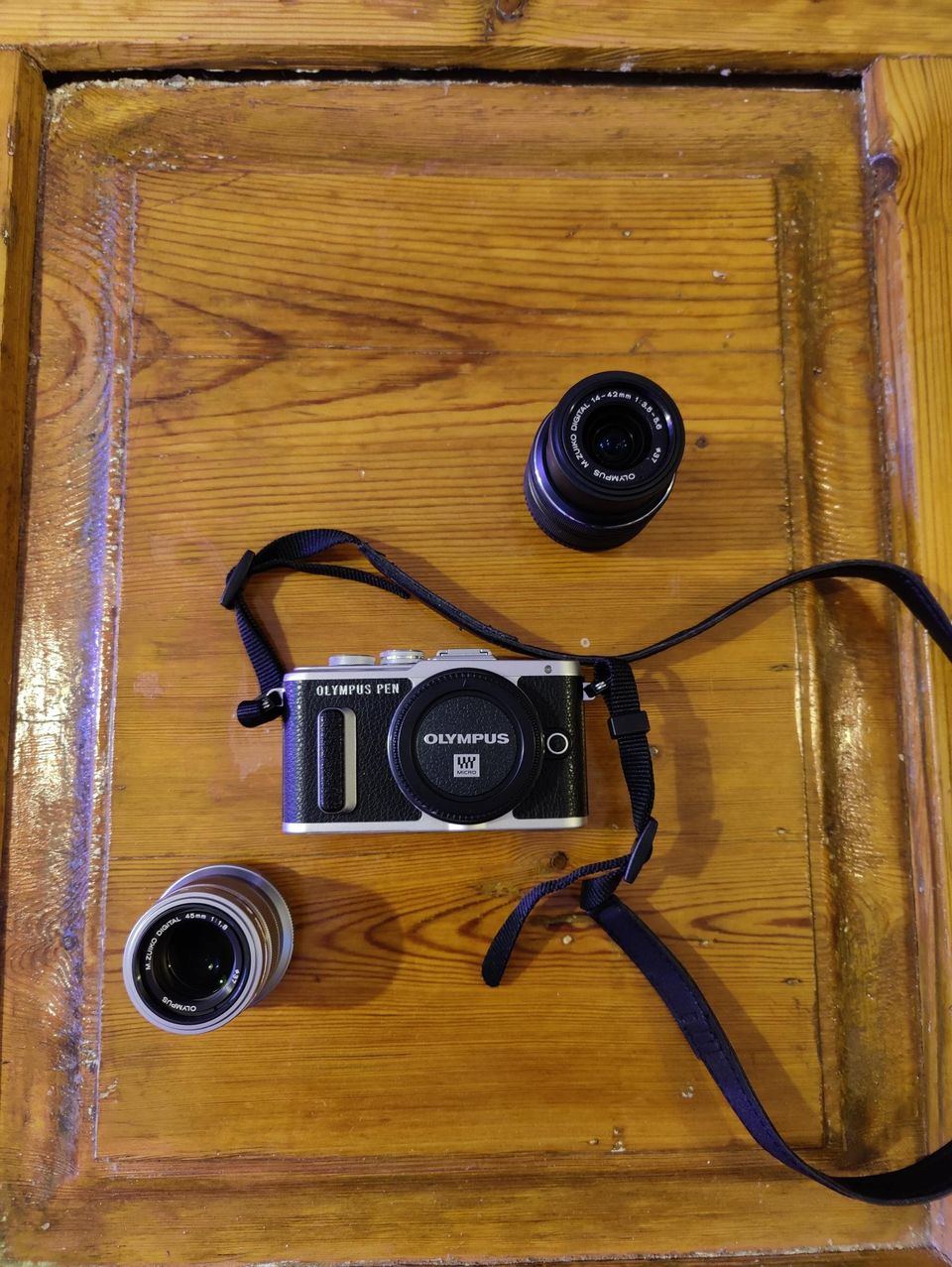 Olympus Pen E-PL8, kaksi objektiivia ja kameralaukku