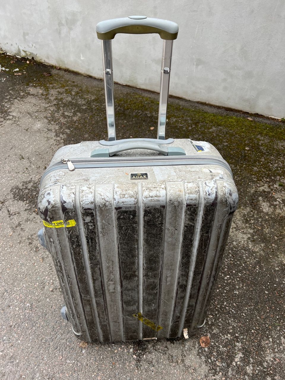 Adax merkkinen iso, kovakantinen matkalaukku