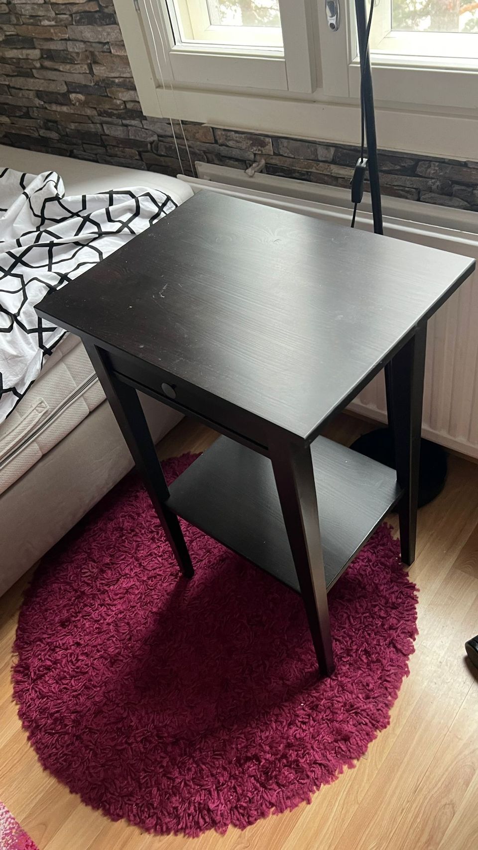 Yöpöytä sivupöytä IKEA.  HEMNES 46x35 cm