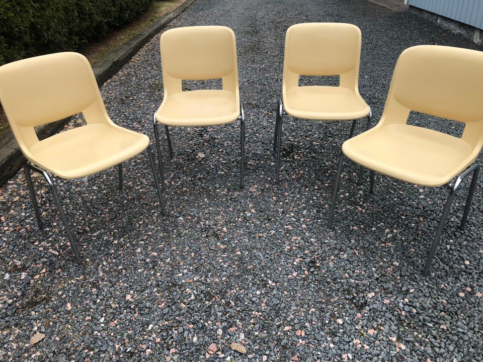Iskun vanhat tuolit